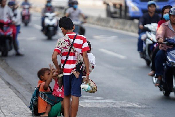 Tăng nặng chế tài với hành vi lợi dụng trẻ em để xin ăn