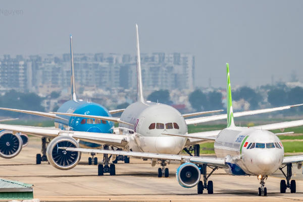 Tăng giám sát khu bay, ngăn mọi nguy cơ uy hiếp an toàn