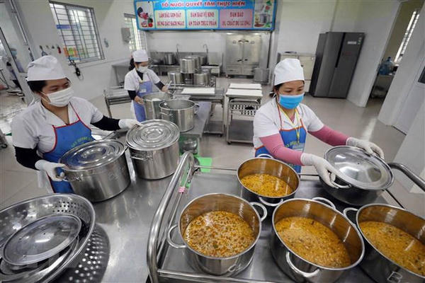 Kiểm tra đột xuất bếp ăn tập thể tại Hà Nội, Ninh Bình sau vụ 300 tấn thịt lợn bẩn