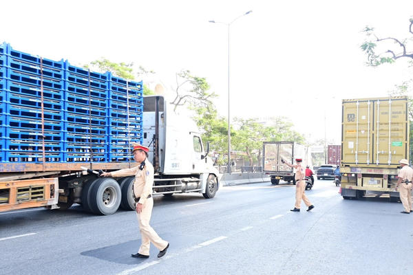 Tổng kiểm tra xe tải trên 15 tấn nhằm đảm bảo an toàn giao thông