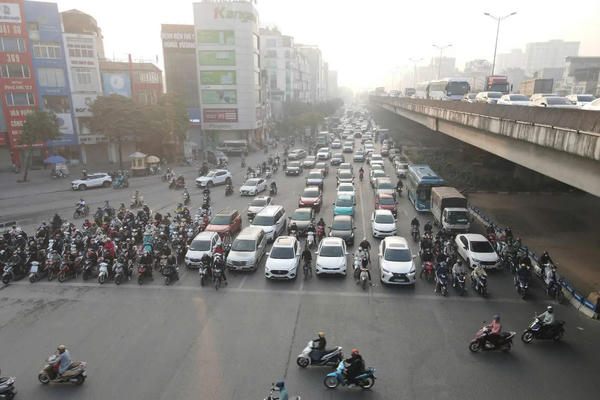 Gỡ khó cho doanh nghiệp: Miễn một số khoản phí giao thông trên diện rộng