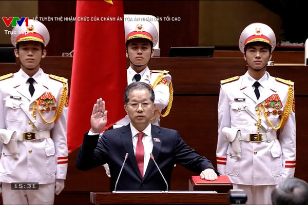 Chánh án Tòa án nhân dân tối cao Nguyễn Văn Quảng tuyên thệ nhậm chức