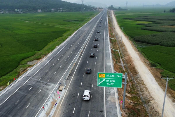 Thông tuyến cao tốc Bắc - Nam qua miền Trung dịp 30/4