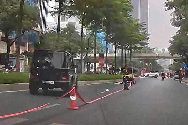 Tài xế Mercedes G63 bỏ xe rời hiện trường sau tai nạn chết người tại Hà Nội