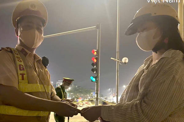 CSGT Hà Nội can thiệp giúp nữ sinh nhận lại tài sản đánh rơi