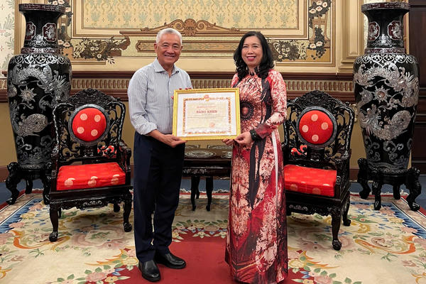 Tặng bằng khen cho Tiến sĩ Nguyễn Thanh Mỹ - doanh nhân kiều bào Canada