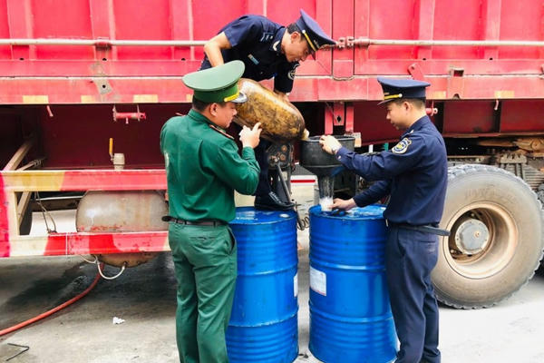 Ngăn chặn vụ giấu 400 lít chất lỏng nghi là dầu diesel trong rơ moóc