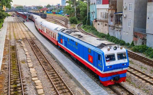 Đồng loạt giảm giá vé tàu khách và cước vận chuyển hàng hóa đến ngày 14/5