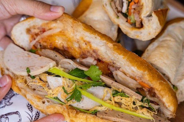 Xử phạt, đình chỉ 3 tháng cơ sở bánh mì gây ngộ độc cho hơn 100 người
