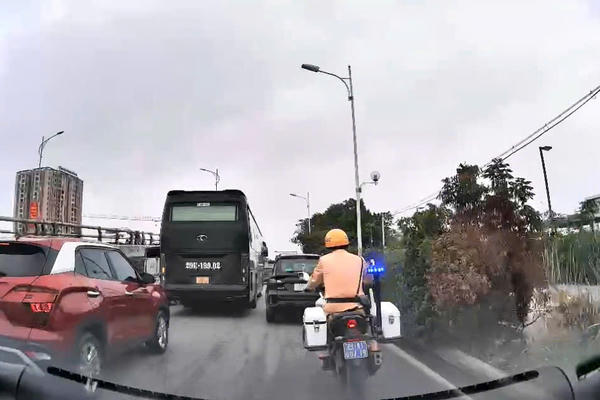 CSGT Hà Nội mở đường, kịp thời đưa người bị tai nạn lao động đi cấp cứu