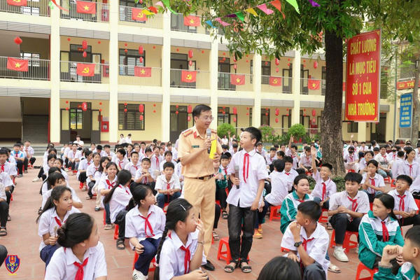 Tuyên truyền pháp luật về trật tự, an toàn giao thông cho hơn 1.000 giáo viên và học sinh