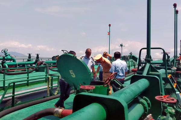 Xử phạt hơn 150 triệu đồng hai tàu chứa dầu không rõ nguồn gốc