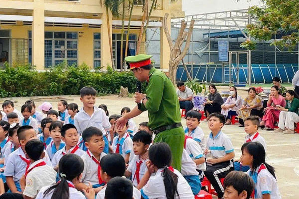 Gia Lai triển khai mô hình “Cổng trường tự quản”, tăng cường giáo dục an toàn giao thông cho học sinh