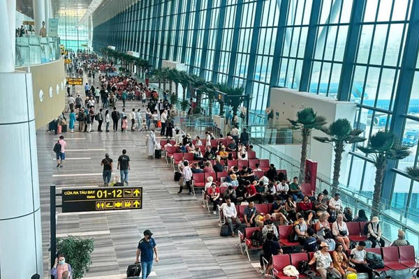 Tân Sơn Nhất tăng tần suất cất, hạ cánh phục vụ cao điểm lễ 30/4 - 1/5 