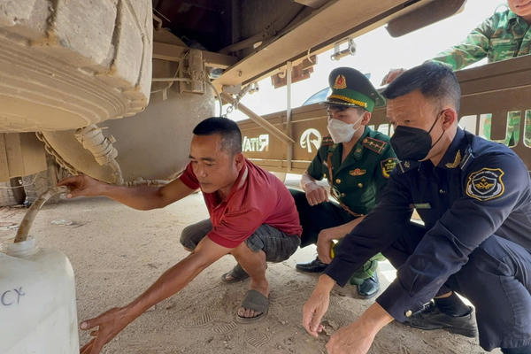 Phát hiện thủ đoạn giấu gần 880 lít dầu dưới gầm rơ-moóc để đưa sang Lào
