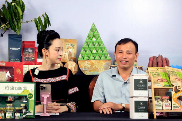 Phó giám đốc sở livestream bán hàng, chốt 1.000 đơn sau 2 giờ