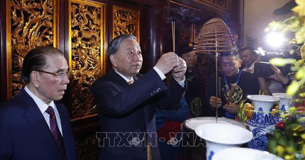 Lễ dâng hương tưởng niệm các Vua Hùng trên đỉnh núi Nghĩa Lĩnh