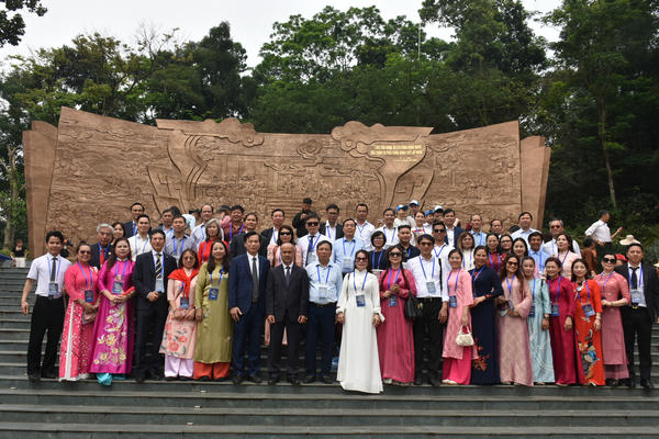 Ấm áp nghĩa tình kiều bào trong chuyến hành hương về nguồn