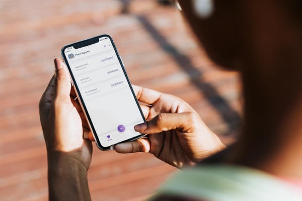 Nhận diện thủ đoạn trà trộn tiền giả và giả mạo chuyển khoản