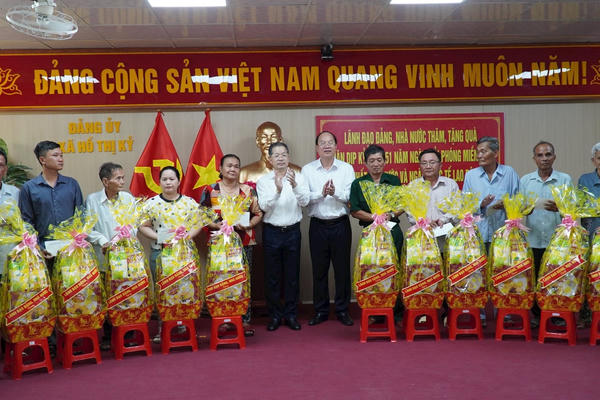 Chánh án TANDTC Nguyễn Văn Quảng tặng quà gia đình chính sách tại tỉnh Cà Mau