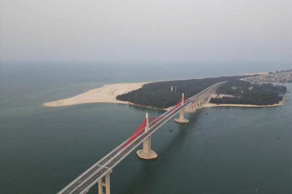 Cầu vượt cửa biển Thuận An chính thức thông xe