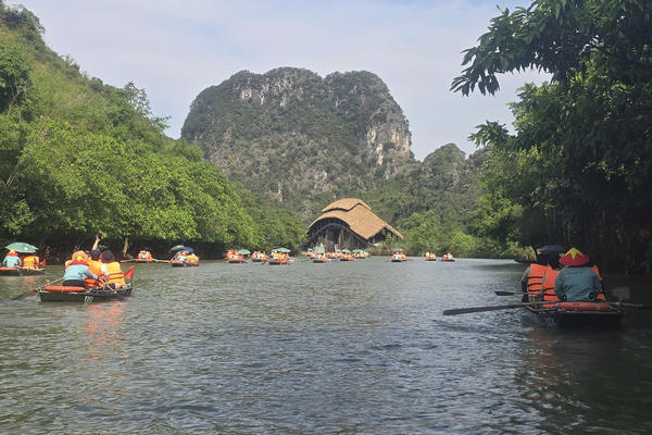 Đón gần 2,8 triệu lượt khách trong dịp lễ, du lịch Ninh Bình ước đạt doanh thu hơn 4.000 tỉ đồng