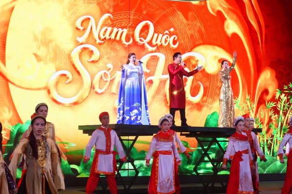 Đêm nghệ thuật "Tổ quốc bình yên" bùng nổ trên sông Hàn Đà Nẵng
