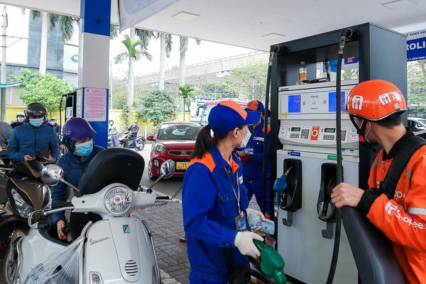 Kéo dài việc giảm thuế nhập khẩu một số mặt hàng xăng dầu về 0%
