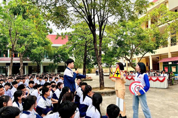 Đắk Lắk: Tuyên truyền pháp luật và hướng dẫn kỹ năng lái xe gắn máy an toàn cho học sinh 