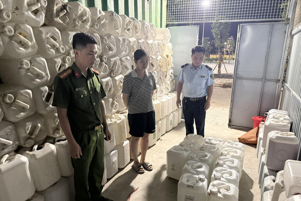 Buộc tiêu hủy 400 lít rượu không rõ nguồn gốc, xuất xứ