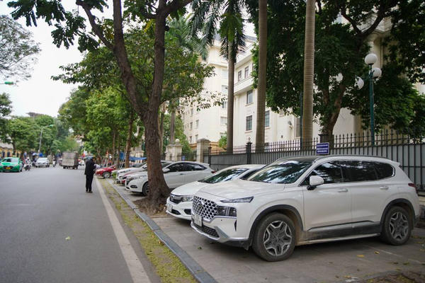 Hà Nội đề xuất tăng phí trông giữ xe trên vỉa hè, dưới lòng đường