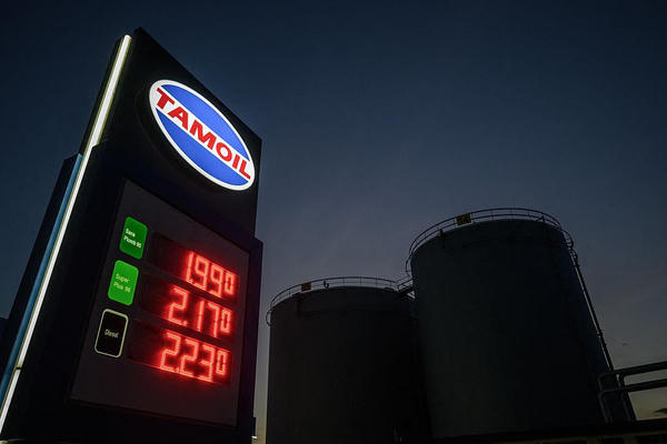 Dầu Brent vượt 114 USD/thùng, vàng chịu sức ép giảm