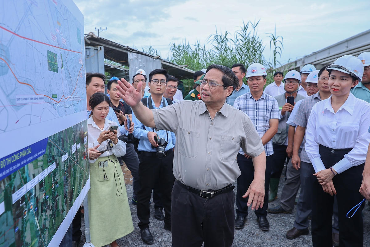 Thủ tướng kiểm tra công trường, chỉ đạo thông tuyến 2 dự án cao tốc tại ĐBSCL vào 19/12/2025- Ảnh 6.