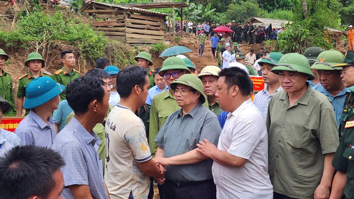 Thủ tướng tới Điện Biên, thăm hỏi người dân, chỉ đạo khắc phục hậu quả thiên tai nặng nề- Ảnh 14.