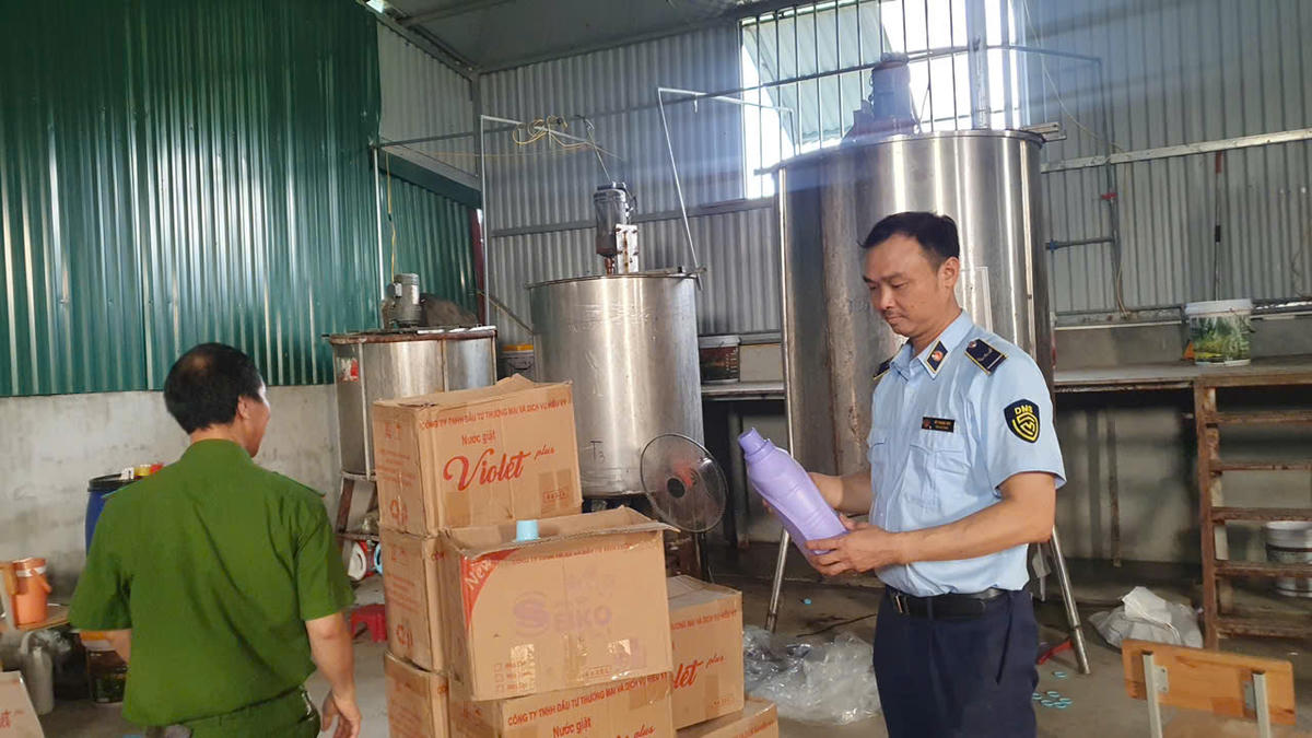 Lực lượng chức năng kiểm tra phát hiện và xử lý hàng loạt vụ vi phạm nghiêm trọng.