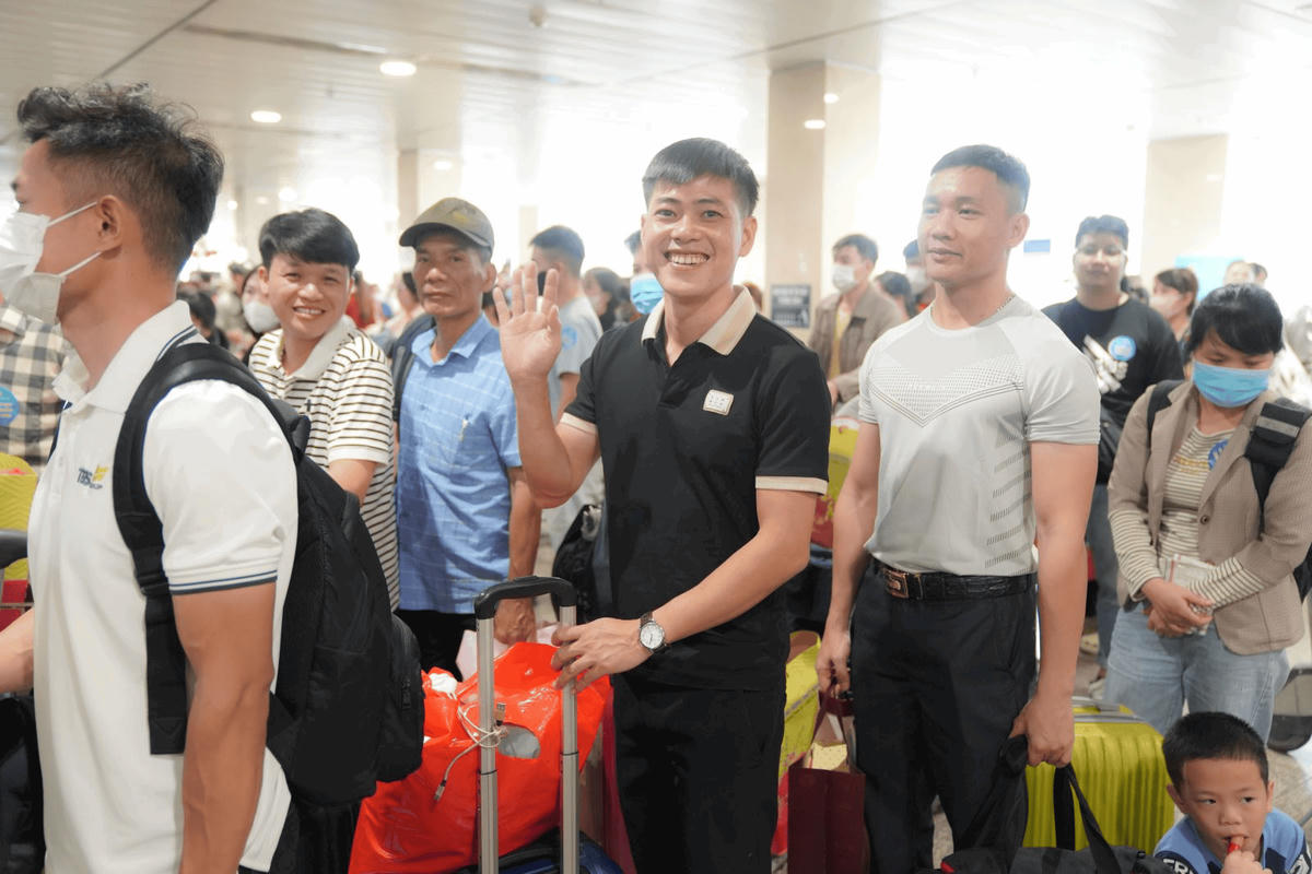 2_1_-nguoi-lao-dong-xa-que-duoc-tro-ve-doan-tu-cung-gia-dinh-tan-huong-tron-ven-niem-hanh-phuc-trong-dip-tet-co-truyen-at-ty-2025-1-.png
