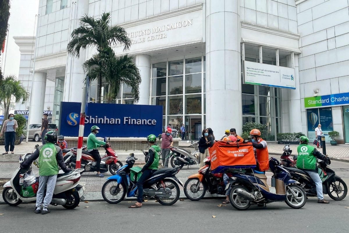shipper-o-tp-hcm-chay-dua-trong-mot-tieng-an-trua-cua-dan-van-phong_61d5021adf75c-scaled.jpeg