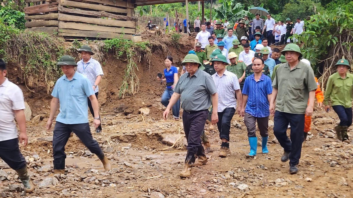 Thủ tướng tới Điện Biên, thăm hỏi người dân, chỉ đạo khắc phục hậu quả thiên tai nặng nề- Ảnh 5.