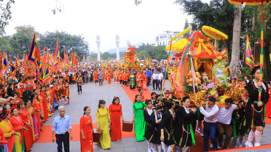 Lễ hội Tây Thiên thu hút hàng vạn du khách thập phương về trẩy hội.
