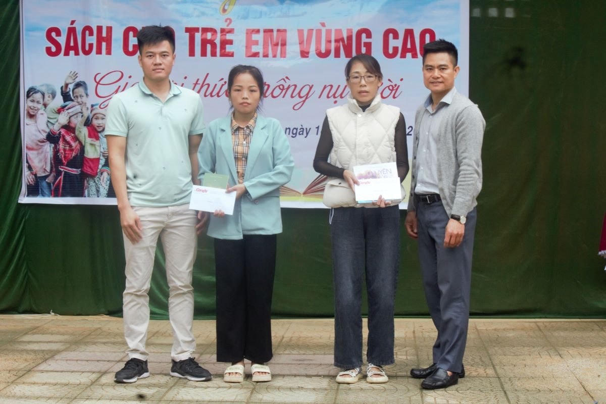 Trao sách và áo ấm cho học sinh vùng cao Thanh Hoá