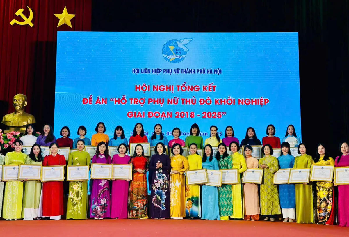 Lãnh đạo Hội Liên hiệp phụ nữ thành phố trao khen thưởng tới các tập thể, cá nhân.