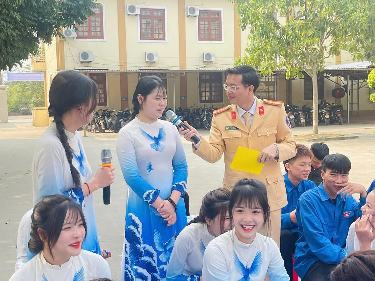 Công an tỉnh Thái Nguyên tăng cường công tác tuyên truyền pháp luật về TTATGT cho học sinh, sinh viên.