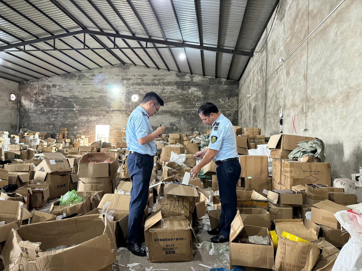 Lực lượng Quản lý thị trường tỉnh Quảng Ninh tại hiện trường kiểm tra.