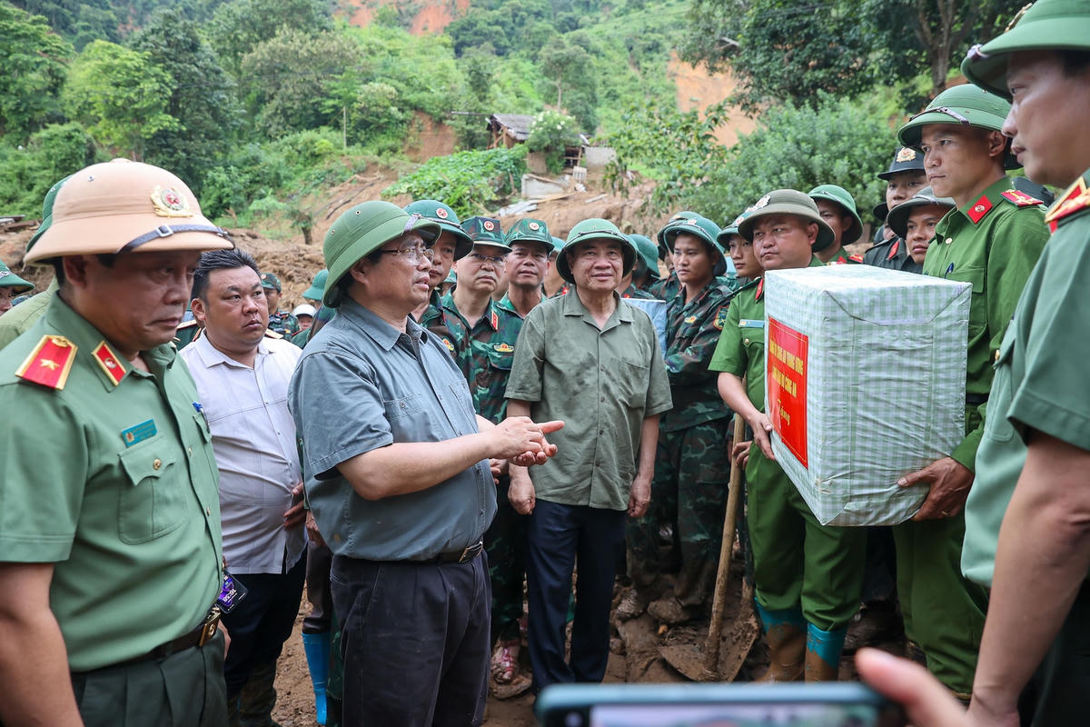 Thủ tướng tới Điện Biên, thăm hỏi người dân, chỉ đạo khắc phục hậu quả thiên tai nặng nề- Ảnh 12.