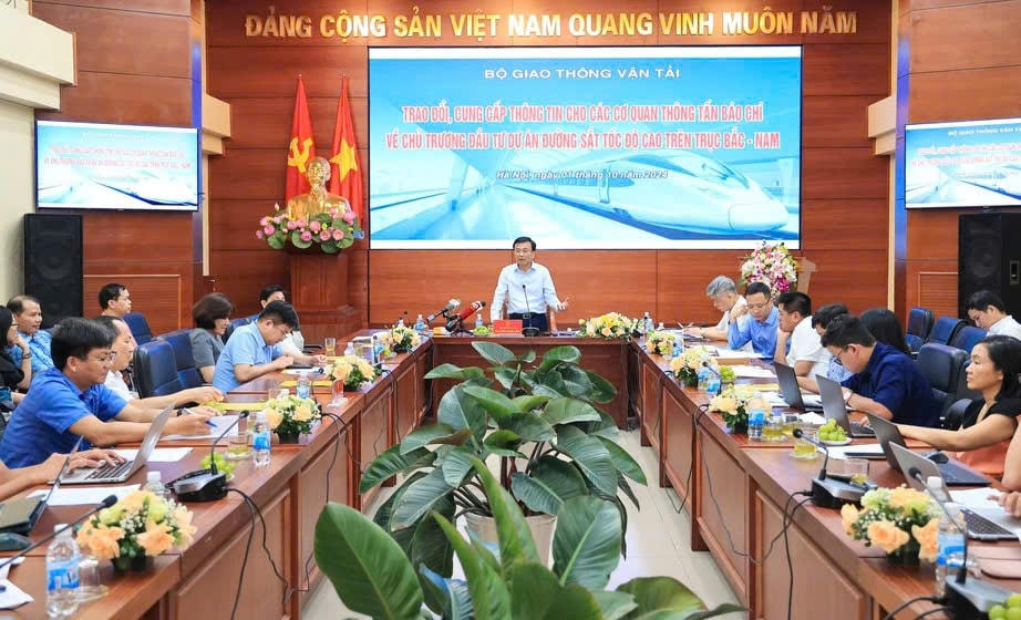 Thứ trưởng Bộ GTVT Nguyễn Danh Huy chủ trì buổi gặp mặt, cung cấp thông tin cho báo chí.
