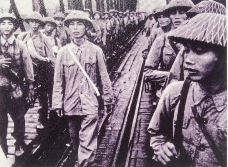Có một tiểu đoàn về tiếp quản thủ đô, ai cũng mang theo... chổi