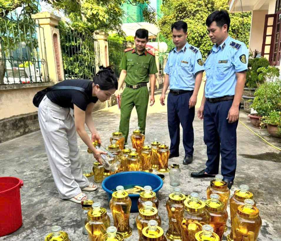 Lực lượng chức năng giám sát việc tiêu hủy tang vật vi phạm.