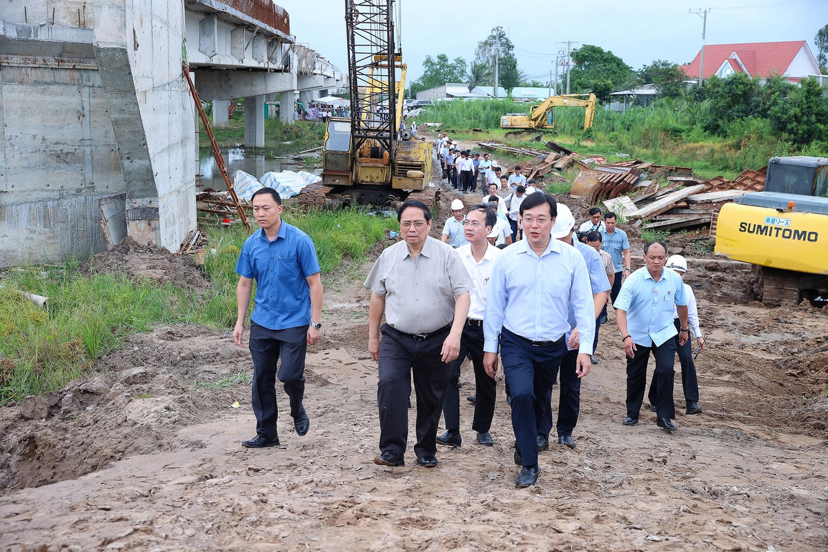 Thủ tướng kiểm tra công trường, chỉ đạo thông tuyến 2 dự án cao tốc tại ĐBSCL vào 19/12/2025- Ảnh 5.
