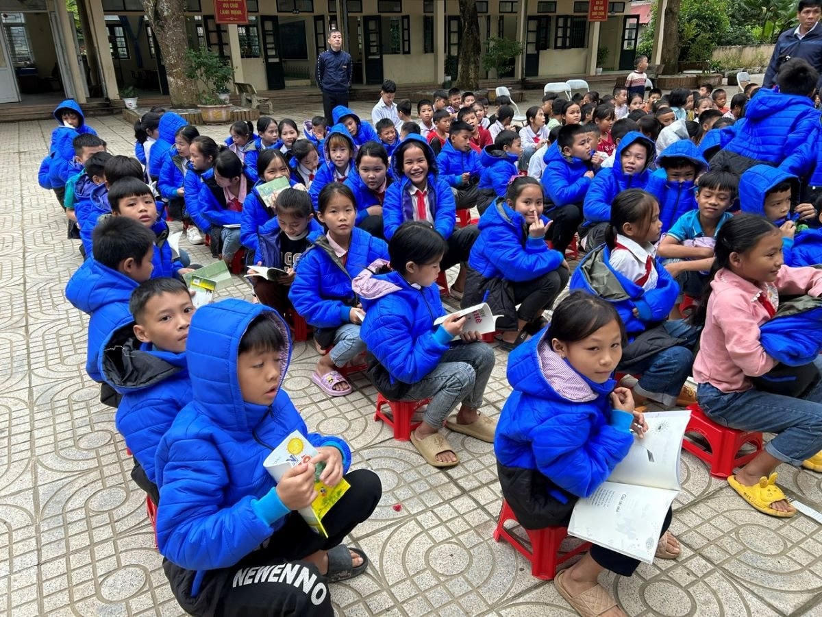 Trao sách và áo ấm cho học sinh vùng cao Thanh Hoá