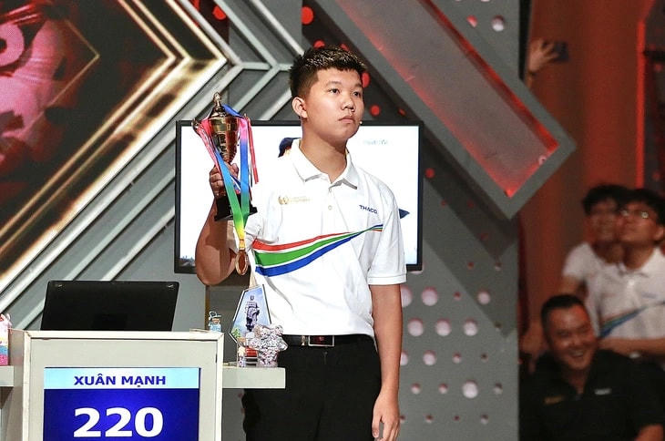 Đường lên đỉnh Olympia 2023 đầy kịch tích, Lê Xuân Mạnh giành vòng nguyệt quế